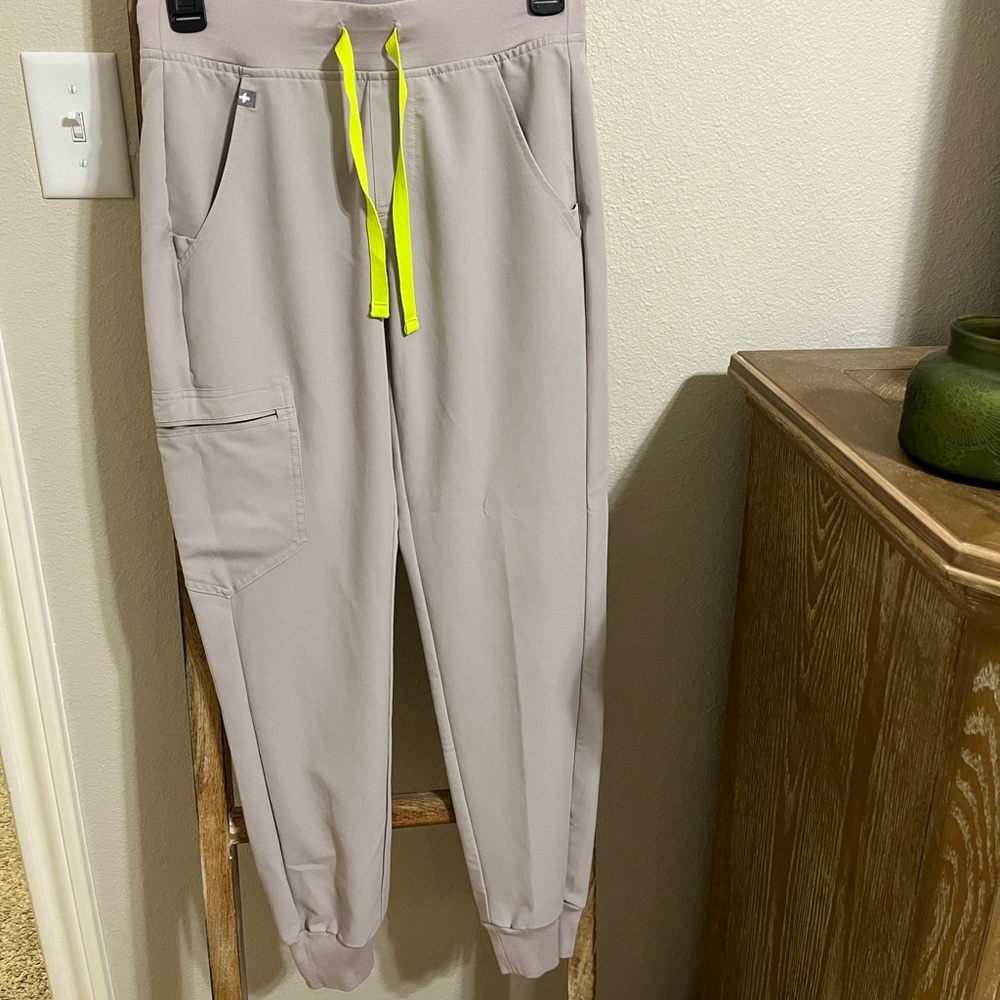 Figs set. Slate grey. Catarina Top XS. Zamora Bottoms XXSR.